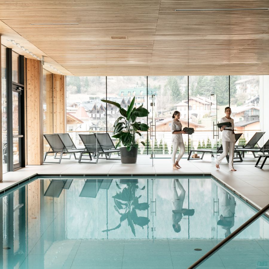 Piscina con passaggio all esterno - corona dolomites hotel
